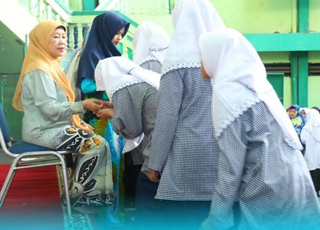 Hukum Mencium Tangan Kiai Atau Guru