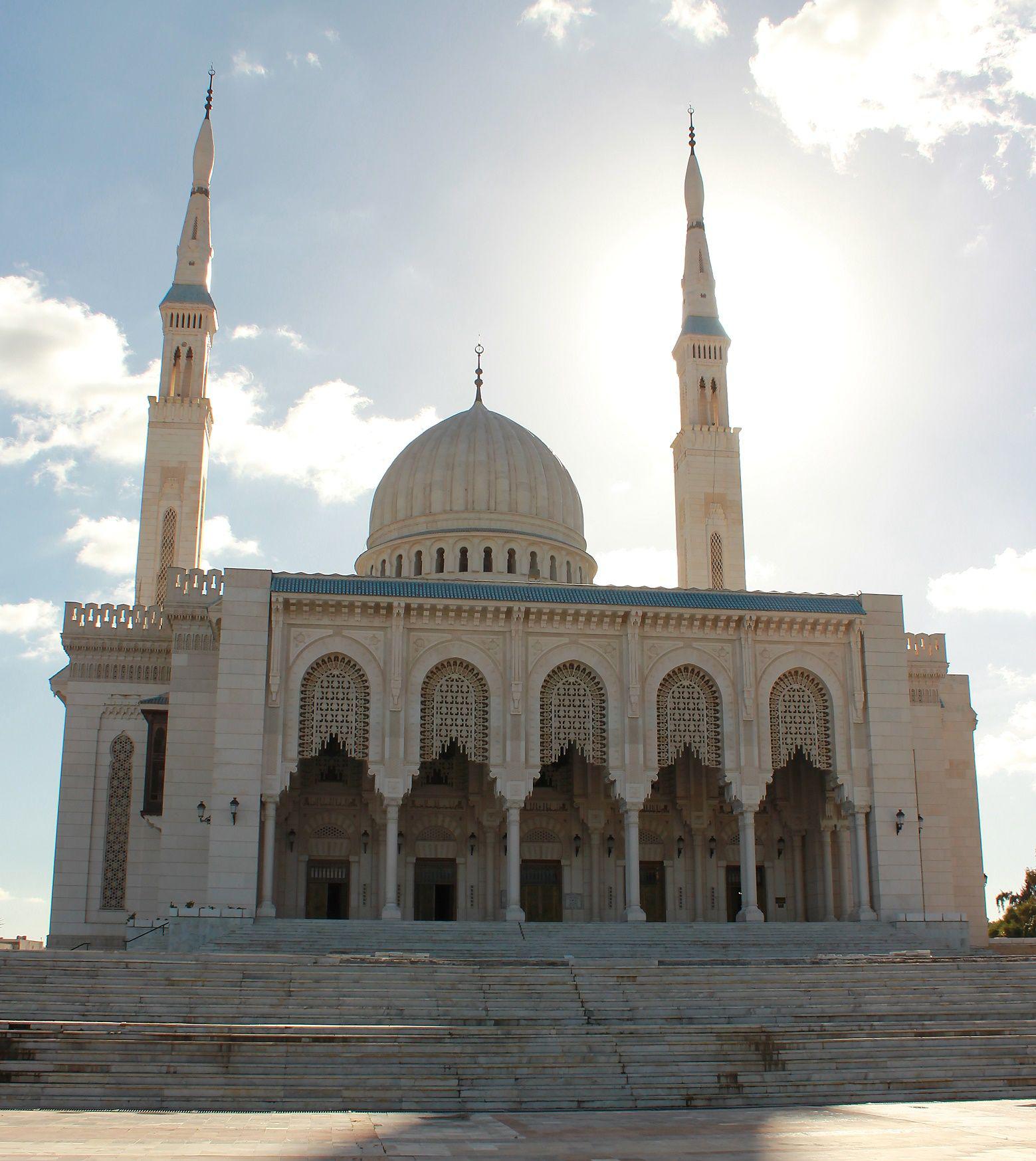 Mosque Putih Kemegahan Masjid Berwarna Putih