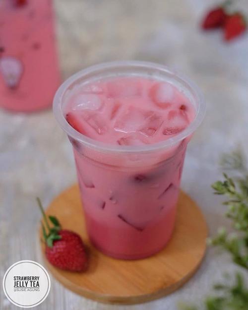 Segarkan Hari ini dengan Sajian Dingin Es Strawberry Jelly Tea