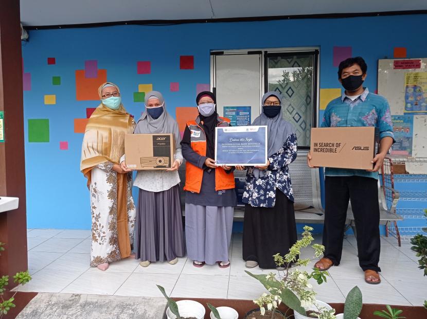 Kanwil BI Yogyakarta dan Rumah Zakat Bantu Alat Pendidikan